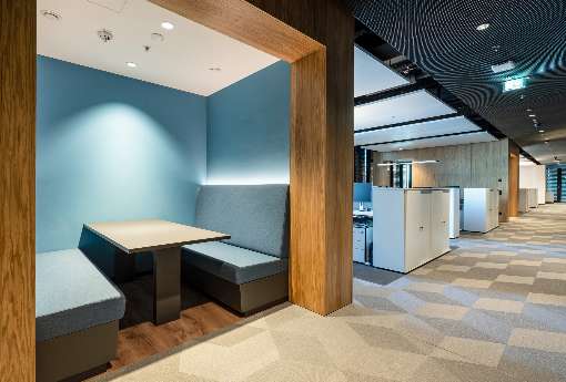 Photo 1: Veneer in the offices of the LIEBHERR customer centre. Photo: IFN/europlac